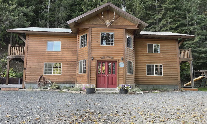Santa House | Cozy Cabin on the “Shadowy St Joe”
