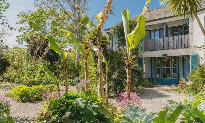 Saint-Vaast-la-Hougue Hotel | Logis Hotel Les Fuchsias