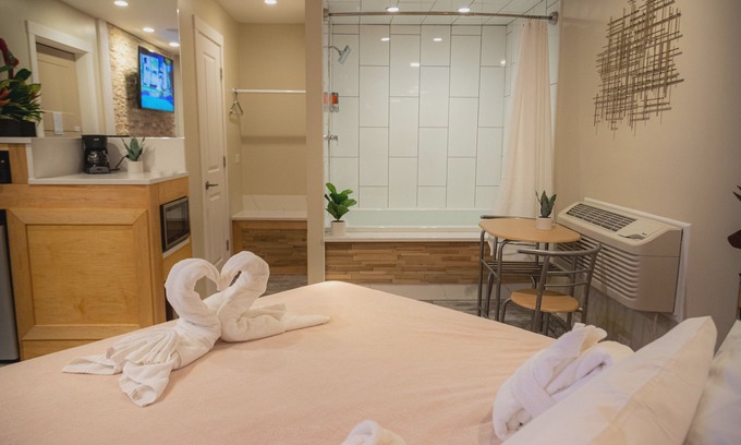 Downers Grove Hotel | Sybaris Pool Suites