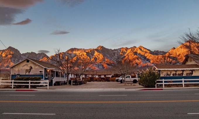 Independence Hotel | Mt Williamson Motel and Basecamp