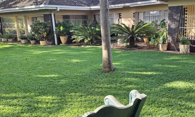 Harare Apartment | Guesthouse with green garden and pool - 2102