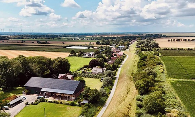 Krummendeich Apartment | Dyke love - Modern apartment on the Hundegutshof, ideal for a vacation with your dog