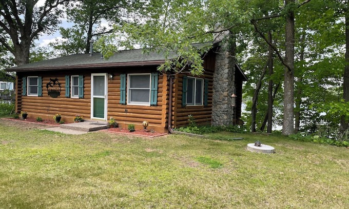 Turtle Lake Cabin | Beautiful lakeside log cabin on Horseshoe Lake