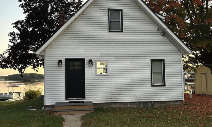 Michigan Center House | 3-bedroom Lake Front home in lovely Michigan Center with AC
