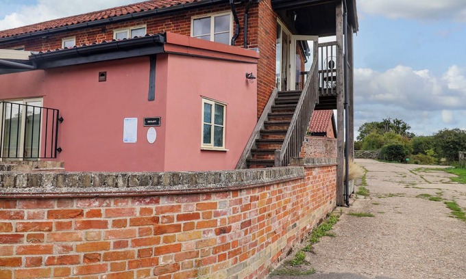 Ipswich Cottage | HAYLOFT, pet friendly, with a garden in Ipswich