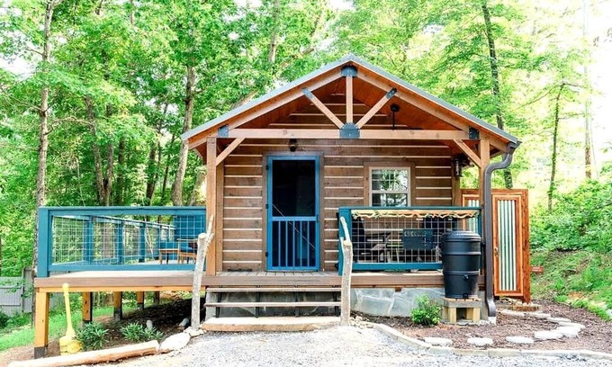 Lupton City Cabin | Relaxing Getaways to Chattanooga, Tennessee, in this Colorful Pet-Friendly Cabin