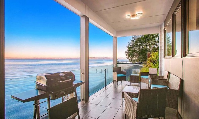 Rollingbay House | Rolling Bay Villa: Waterfront Haven in Bainbridge