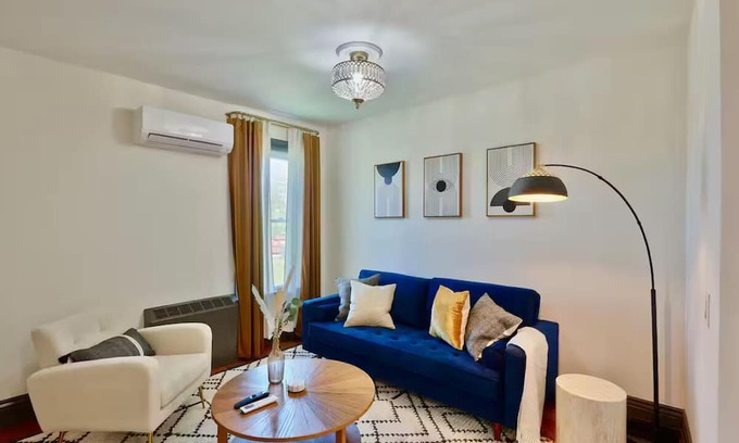 Burlington Apartment | Chic & Luxurious 1BD - Modern Apt. Near Downtown, Quick Walk to Bakery & Pizza!