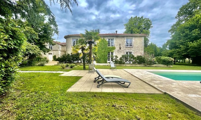 Pranzac Cottage | Large family house with heated pool, wifi and parking in Pranzac