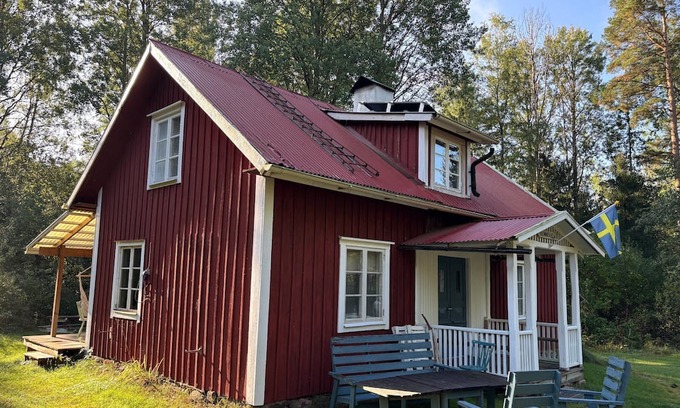Hogsby Municipality House | Hus Blommekulla - Historic Swedish house in a secluded location with boats & pure nature