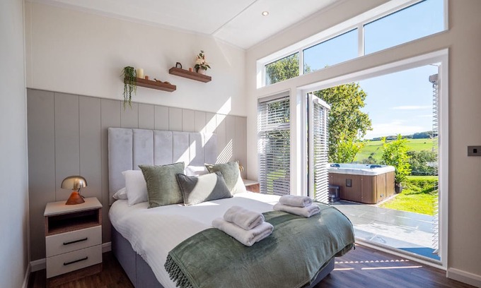 Totnes Cabin | Stylish 3-Bed Lodge with Golf & Spa Access