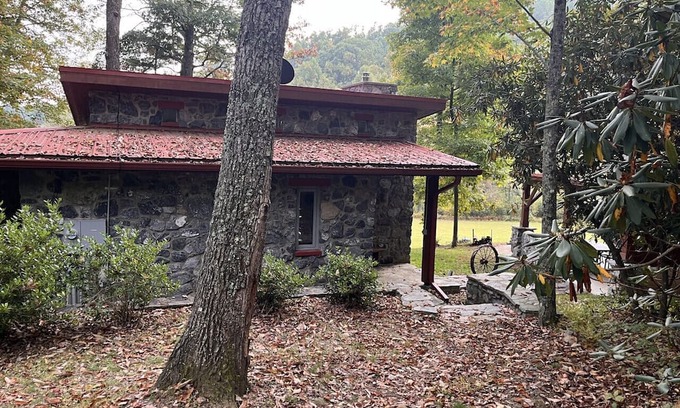 Floyd House | New! Stone Haven Cottage by Buffalo Mountain Getaway