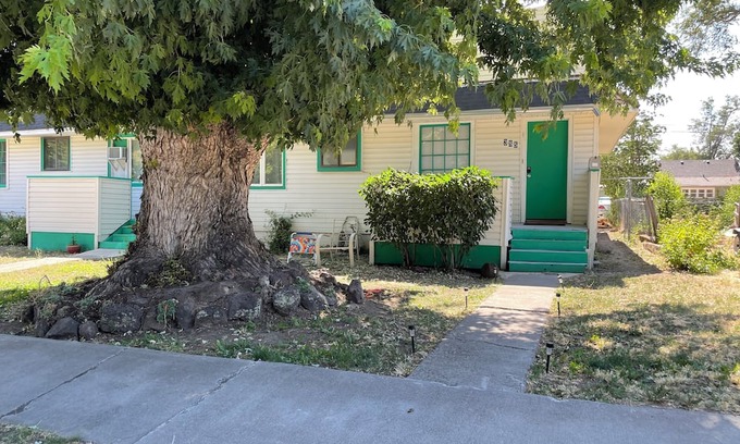 Mountain Home Apartment | Comfy Abode, pet friendly 3 bedroom apartment in Mountain Home with WiFi and AC.