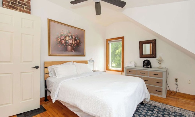 St. Albans Historic District House | Entire 1 Bdrm house, 5 mins from NWMC and DwnTwn