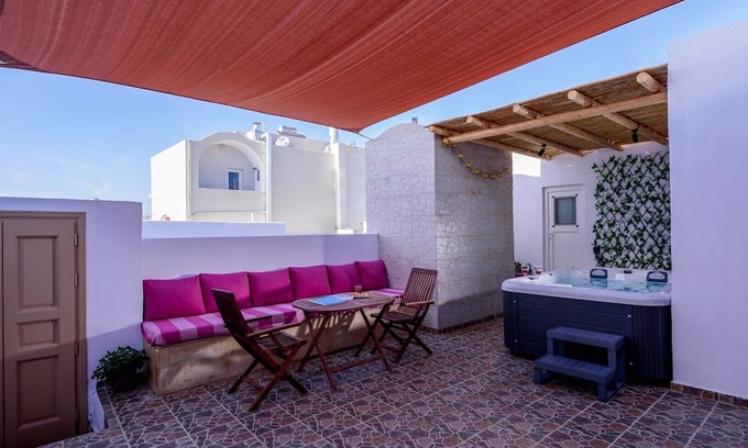 Tholos House | Charming House in the Heart of Oia, Private Jacuzzi, Spacious Yard and Kitchen
