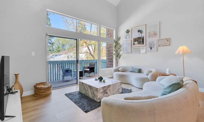 Tarzana Condo | High Ceilings 3BR with Loft-2 Baths Pool & Jacuzzi