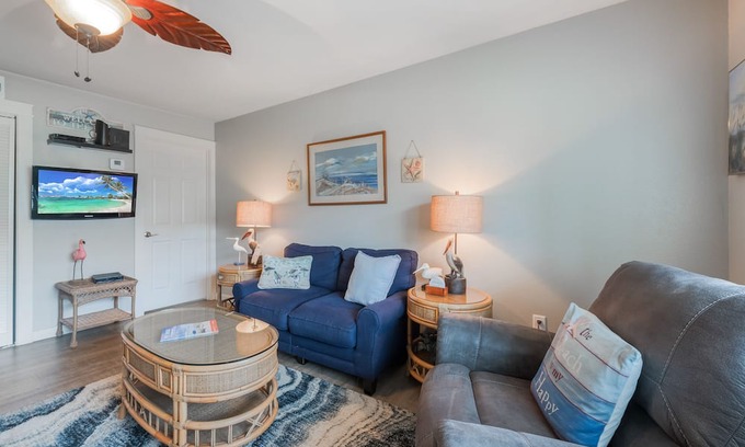 Port Aransas Condo | Cozy Studio Large Pool w/a Private Courtyard and a 5 Min Walk to the Beach