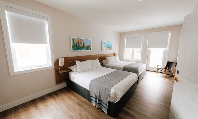 Elk Rapids Apartment | Guestroom - 2 Queens