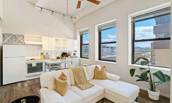 Downtown Cincinnati Apartment | CBD,OTR, 24/7 Gym, Pool,Steps to Stadiums