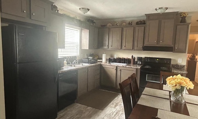 Florence House | 3-bedroom mobile home in peaceful Florence with AC, WiFi
