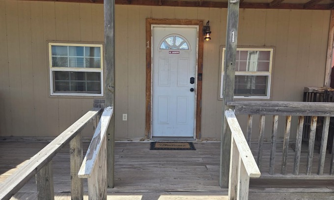 Stinnett Cabin | Cozy cabin with WiFi and AC in small town Stinnett