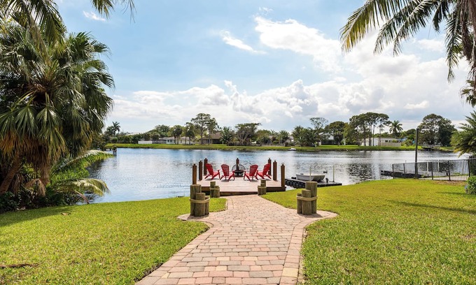 Tropic Palms House | Waterfront Getaway! 3BR on Canal + Row Boat – Near Beach & Atlantic Ave Fun!