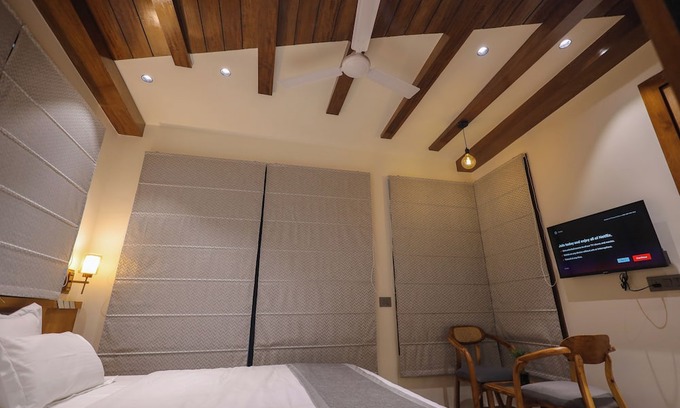 Mathura House | Spacious building in charming Mathura with WiFi, AC