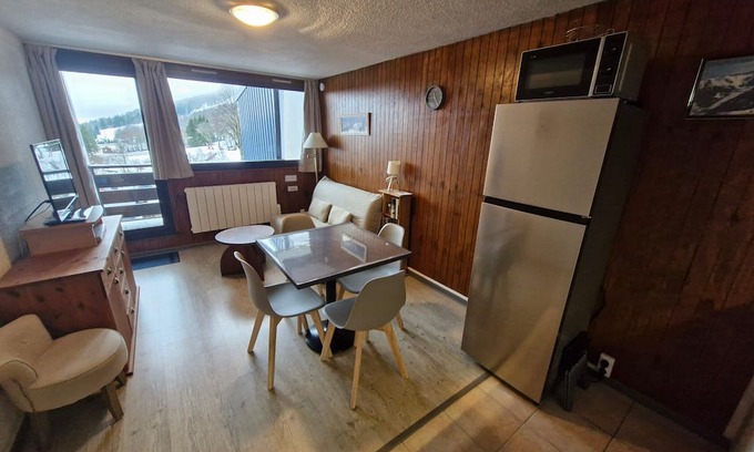 Besse-et-Saint-Anastaise Apartment | Studio in the heart of the station, free WiFi
