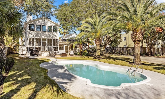 Isle of Palms House | Renovated, Modern Beach Get-Away w/Private Pool! Easy Walk to Beach!