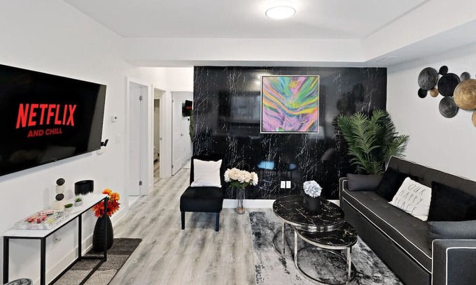 Niagara Falls Apartment | Stylish 2BR Suite Located 7 Mins From the Falls and Sleeps 6 guests