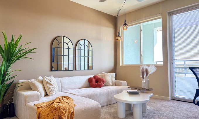 Beverly Hills Apartment | Stylish Getaway W/Pool&GYM+Parking 10 Min to Cedar