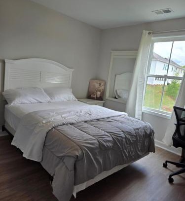 Clarkdale House | Queen room with private bath and wifi Room One